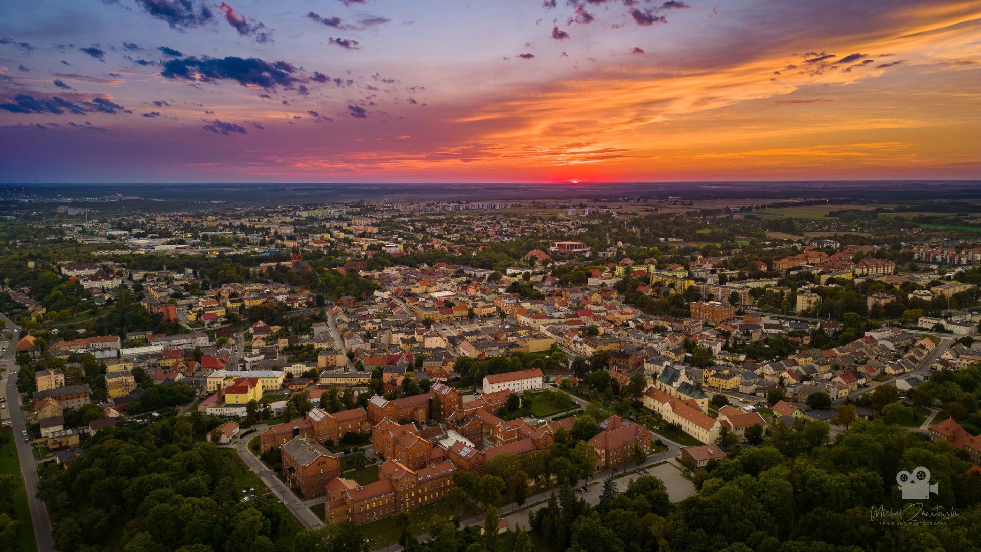 Świecie z lotu ptaka o zachodzie słońca